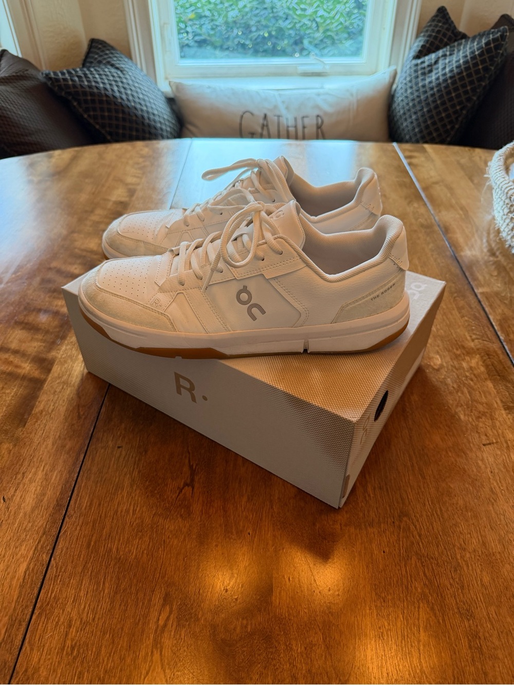 On the Roger clubhouse Men’s White Leather Low-Top Sneakers with Gum Sole